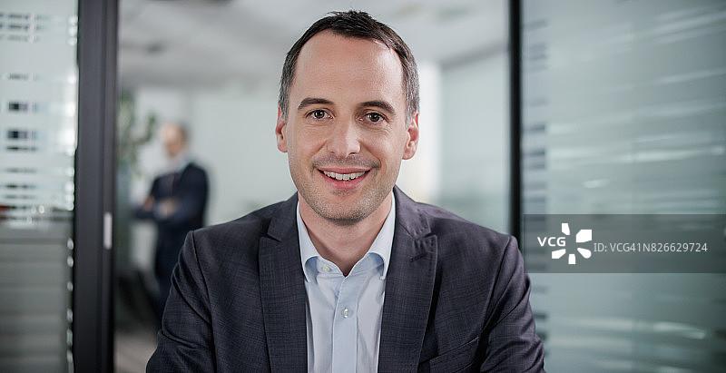 在办公室进行视频会议的商人图片素材