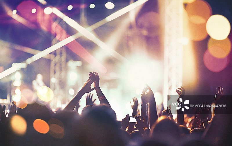 在演唱会上欢呼的人群图片素材