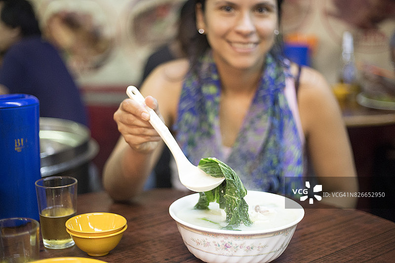 在香港九龙餐厅里的游客图片素材