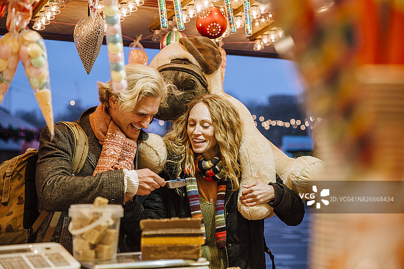 在冬季市场购买糖果图片素材