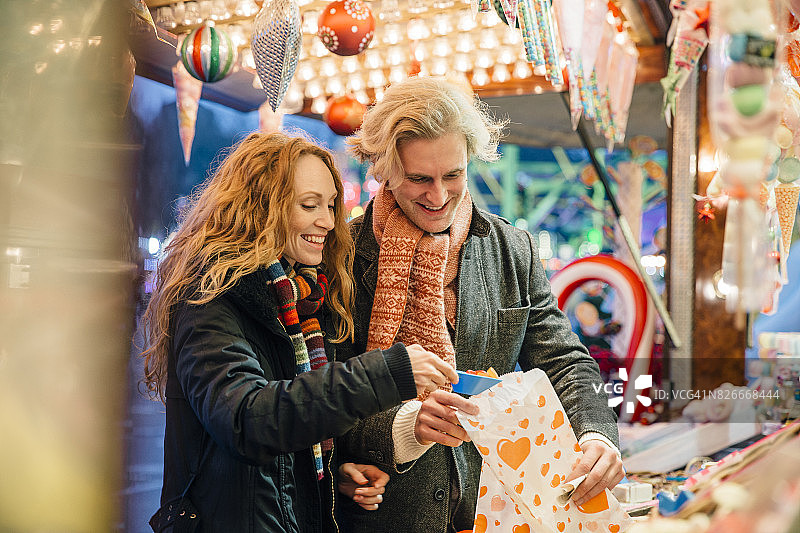 在冬季市场购买糖果图片素材