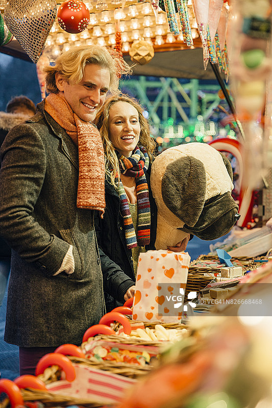 在冬季市场购买糖果图片素材