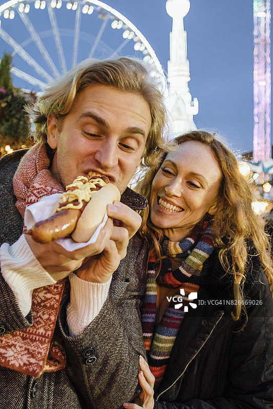 在圣诞集市上吃东西图片素材