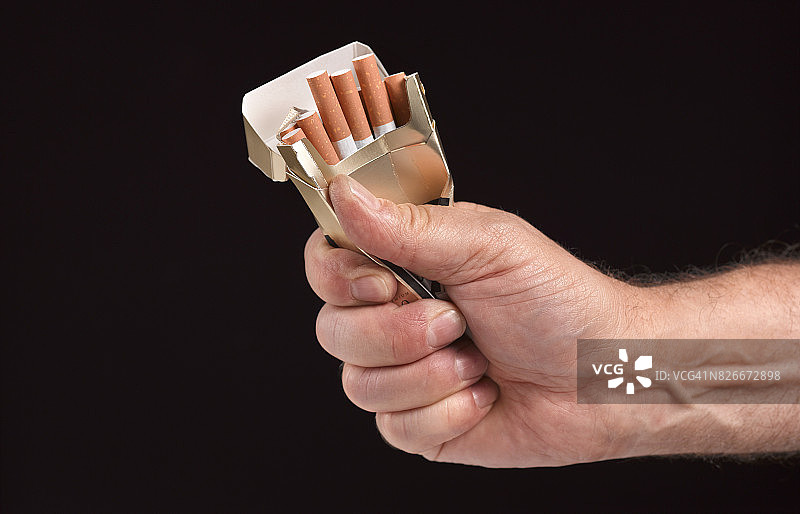 戒烟并销毁最后一包香烟图片素材