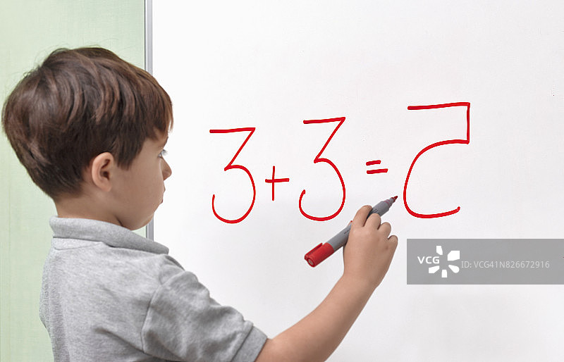 患有阅读障碍症的儿童错误地颠倒数字图片素材