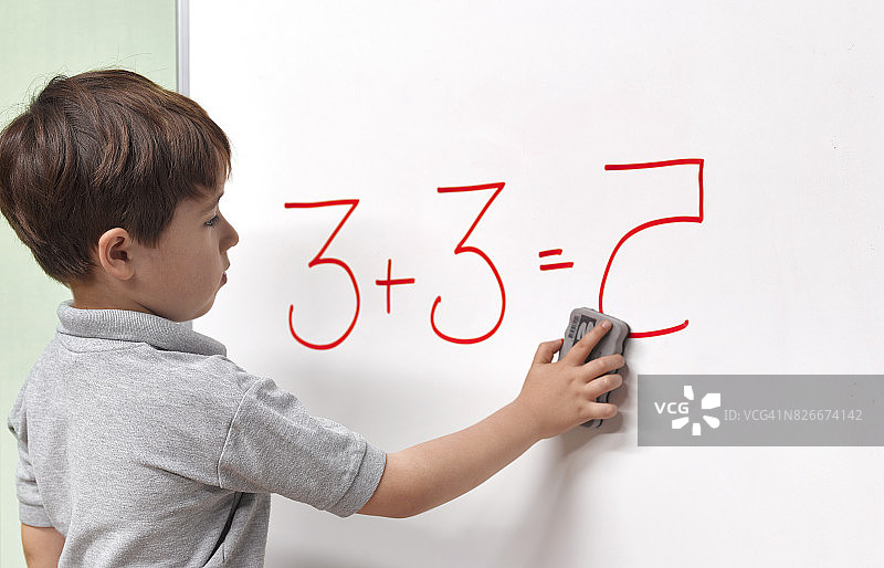 患有阅读障碍的儿童擦除错误的数学答案图片素材