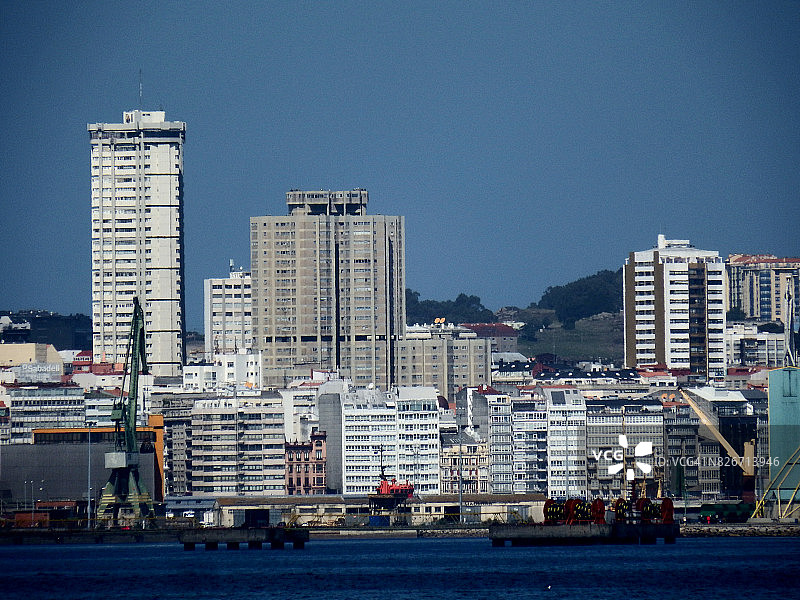 从圣克鲁斯市眺望拉科鲁尼亚市景色图片素材