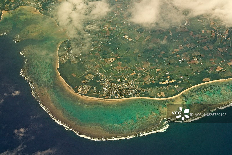 冲绳县石垣岛白天的飞机航拍景观图片素材