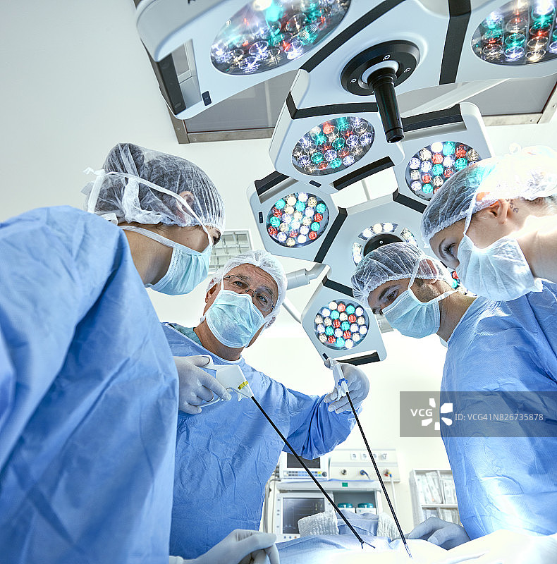 护士和外科医生团队在手术室进行手术图片素材