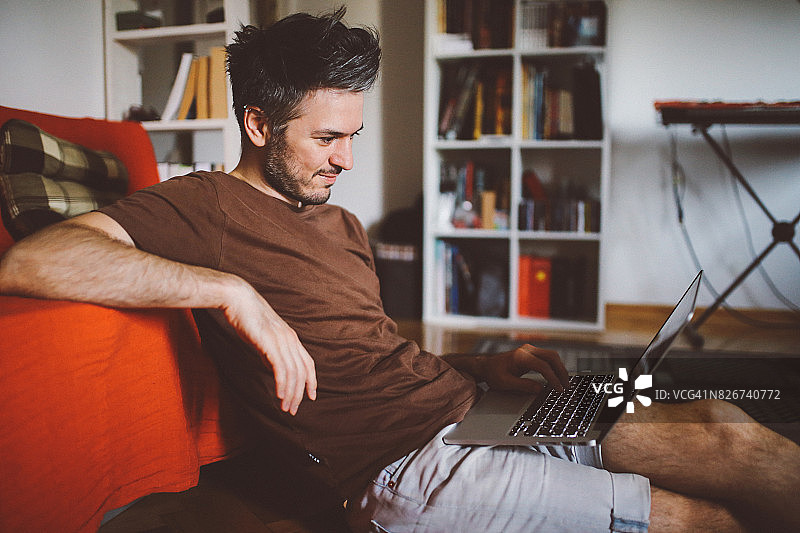 在家工作的人图片素材