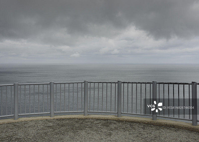 灰色海景前观景点的金属围栏图片素材