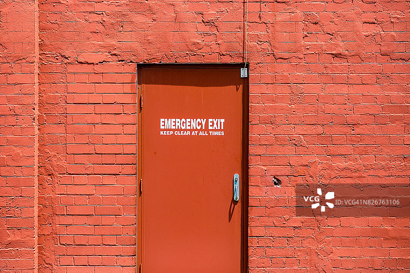 闪耀的红色墙壁和红色紧急出口图片素材