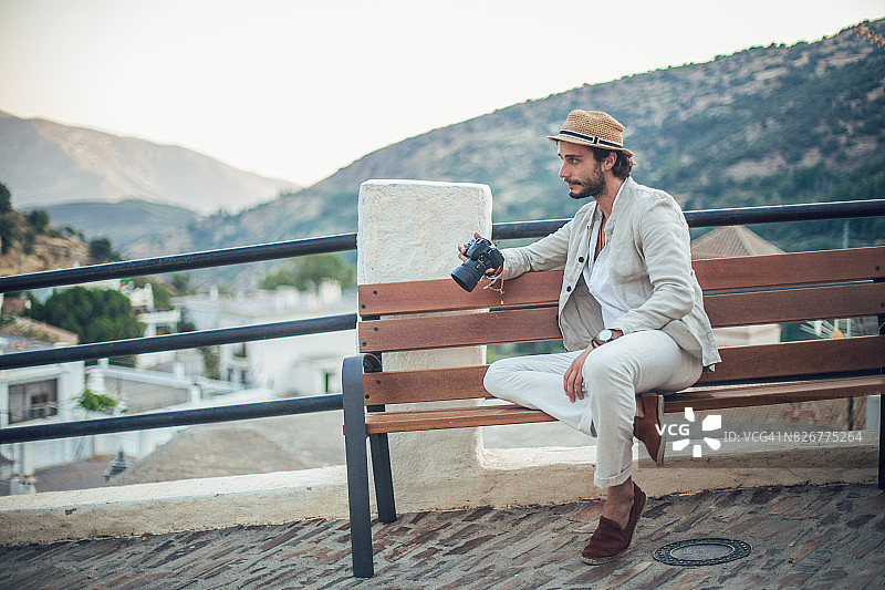 坐在长椅上的记者图片素材