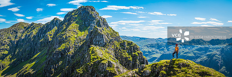 女人攀登苏格兰高地格伦科峡谷的Aonach Eagach山脊图片素材