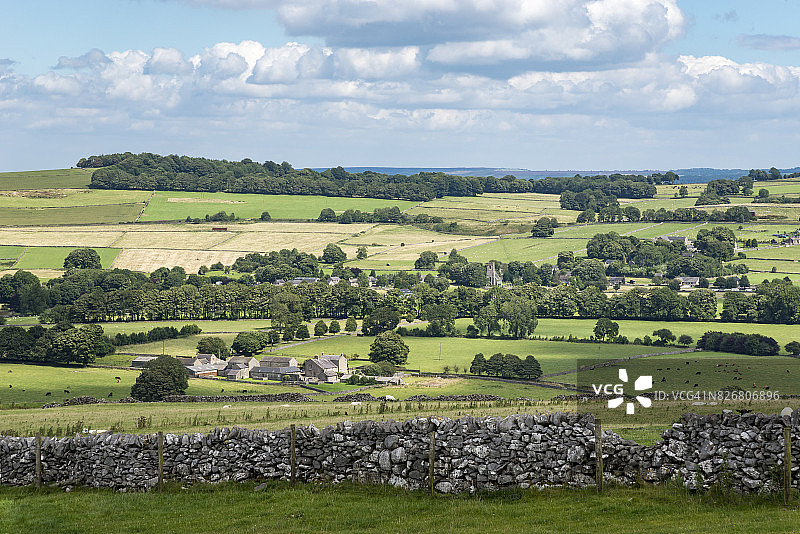 英格兰德比郡的峰区村庄夏日风光图片素材