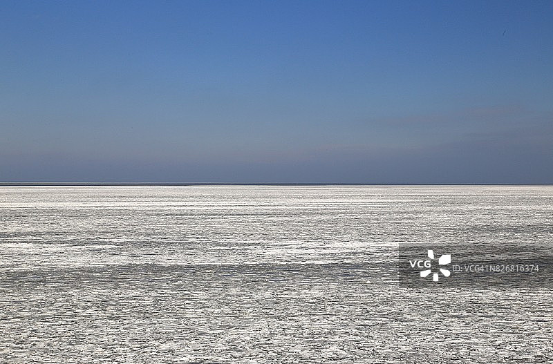 伊利湖上的冰封景观图片素材