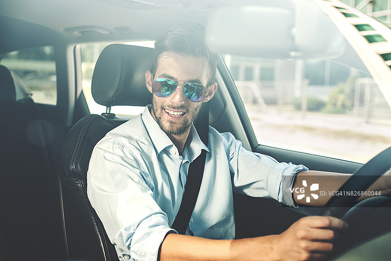 年轻男子决定独自公路旅行图片素材