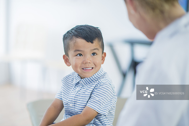 微笑的男孩图片素材