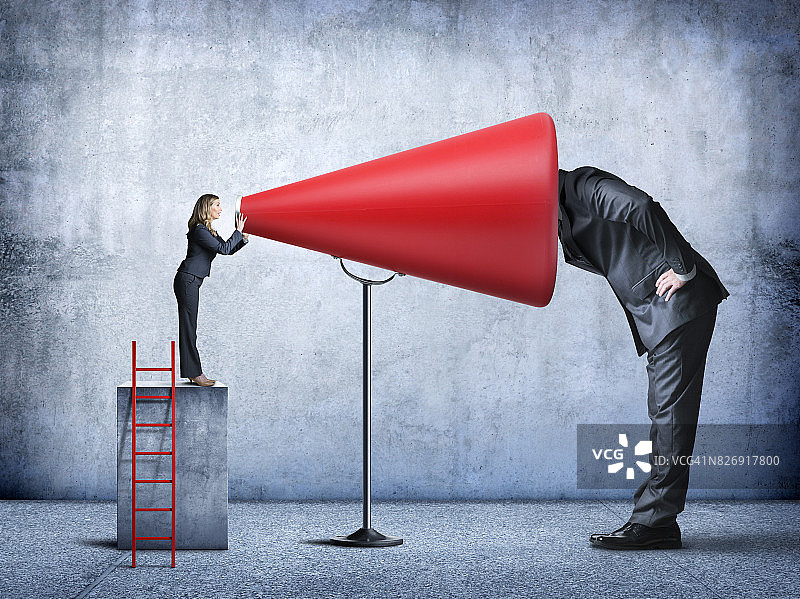 商人将头伸进红色大喇叭图片素材