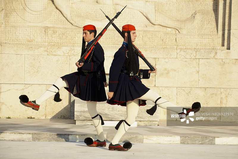 换岗仪式期间，无名烈士墓前的卫兵图片素材