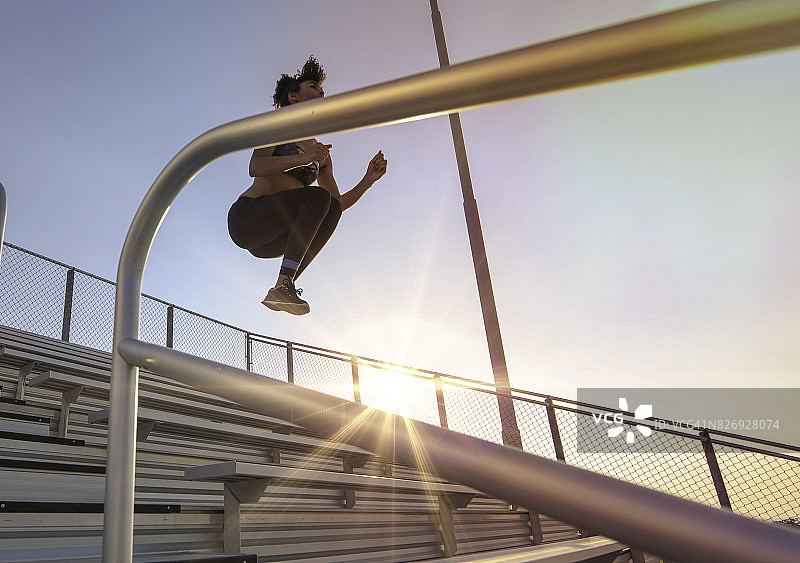 女人从看台跳下图片素材