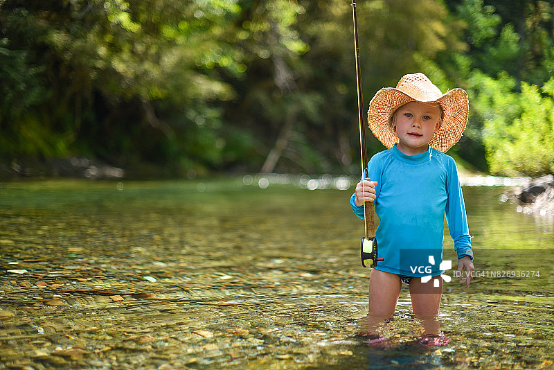 手持钓鱼竿的女孩图片素材
