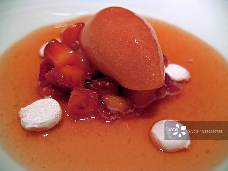 搭配草莓丁、草莓酱和蛋白酥皮的草莓冰糕图片素材