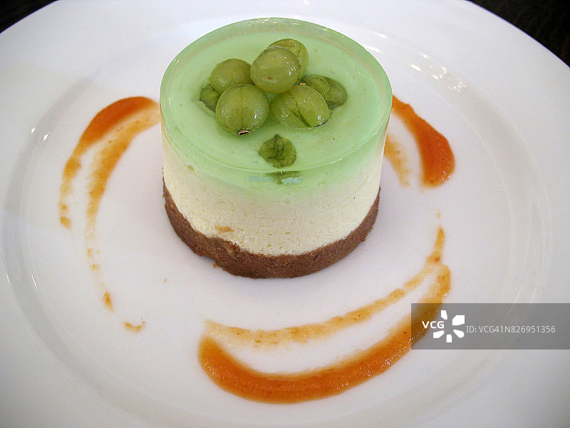 绿色醋栗果冻芝士蛋糕甜点图片素材