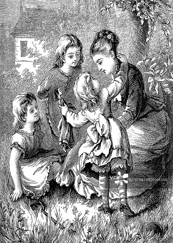 女孩在户外草地上向母亲和姐妹讲述她的娃娃的故事图片素材