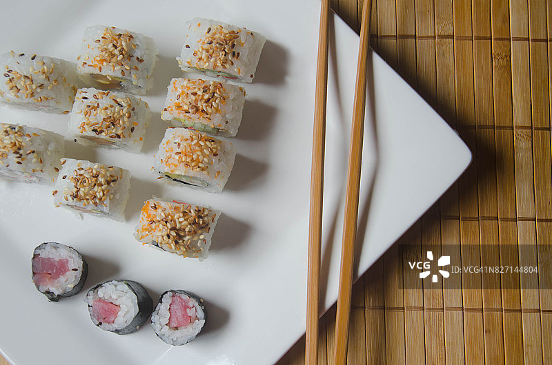 白色盘子里的日式海鲜寿司卷图片素材