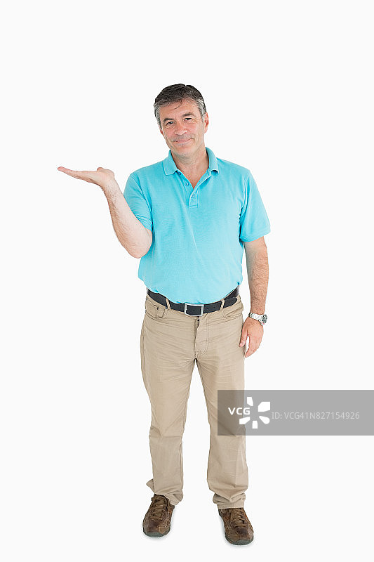 微笑的男人举起手图片素材