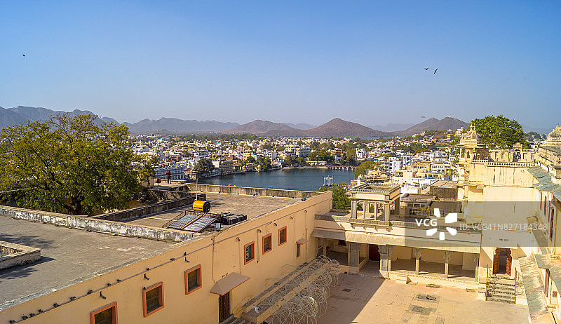 从城市宫殿看到的皮丘拉湖和城市全景|印度拉贾斯坦邦乌代浦尔图片素材