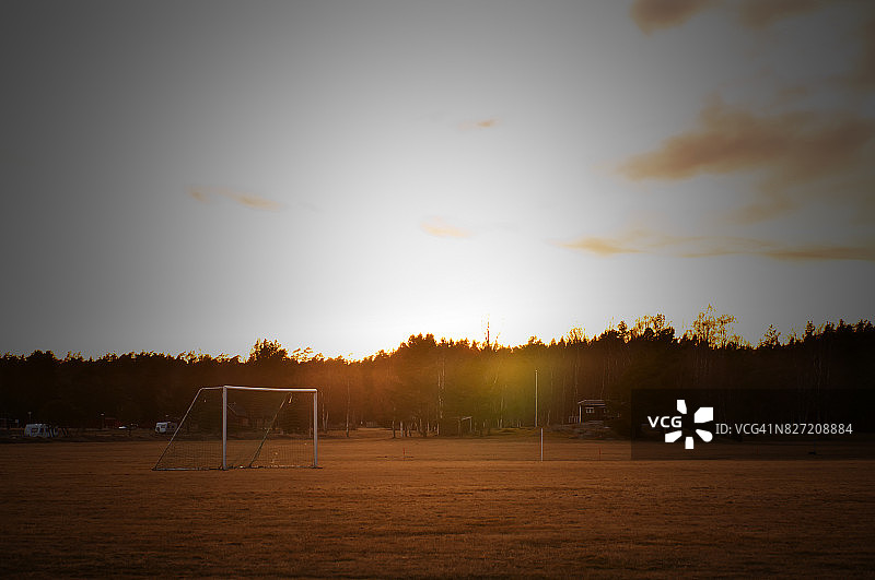 日落时分的足球射门图片素材