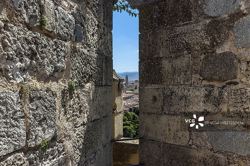 西班牙塞哥维亚阿尔卡萨看到的圣埃斯特万教堂钟楼景色图片素材