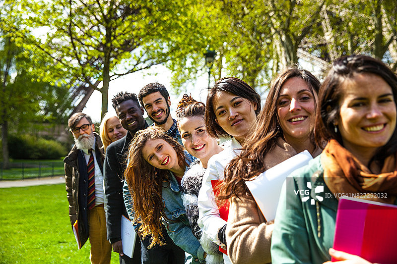 巴黎学校之旅：户外课程 - 埃菲尔铁塔图片素材