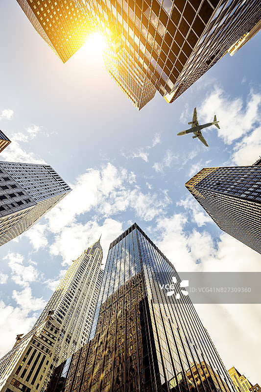 摩天大楼与飞机剪影图片素材