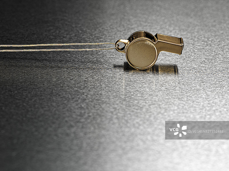 金属表面上的金色哨子图片素材