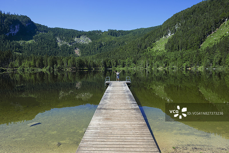 奥地利施蒂利亚州萨尔茨卡默古特地区的奥登塞湖风光图片素材