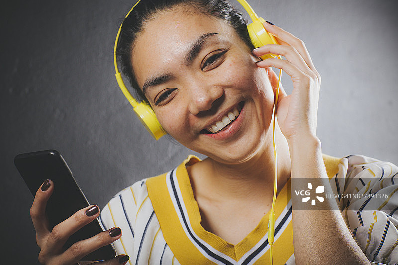戴着耳机听音乐的年轻女子图片素材