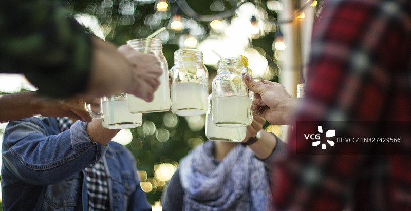 日落时分的欢呼图片素材