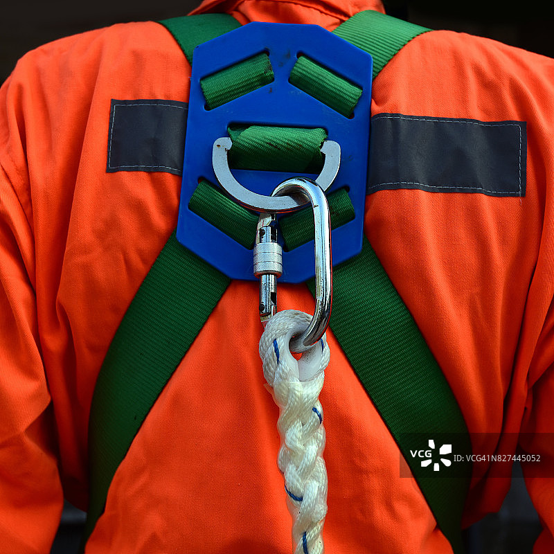 高空安全设备特写：全身式安全带和安全绳图片素材