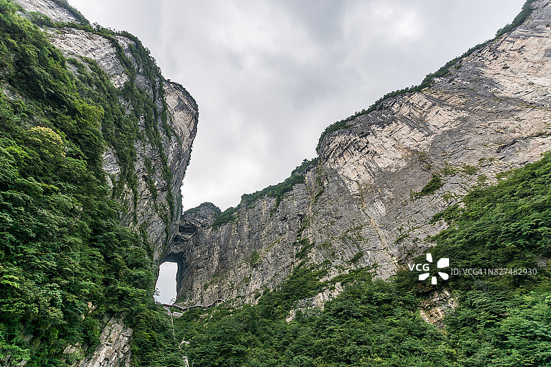 张家界天门山巨型喀斯特溶洞“天门”图片素材
