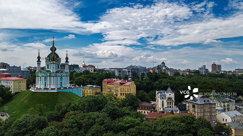 基辅波多尔区圣安德烈教堂和安德烈斜街鸟瞰图，乌克兰图片素材