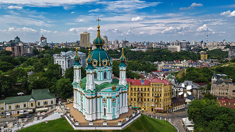 基辅波多尔区圣安德烈教堂和安德烈斜街鸟瞰图，乌克兰图片素材