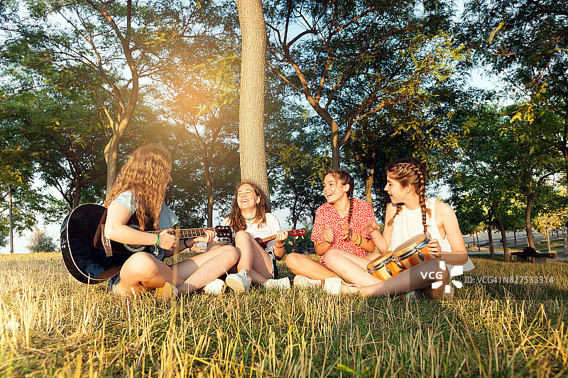 一群年轻的朋友在演奏音乐图片素材