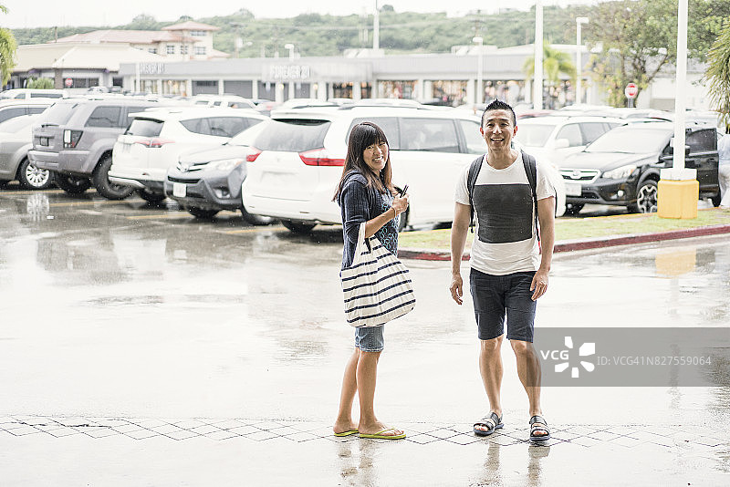 在关岛超市购物的亚洲游客夫妇图片素材