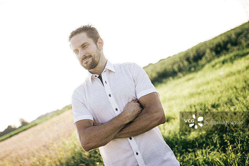 户外休闲的男人肖像图片素材