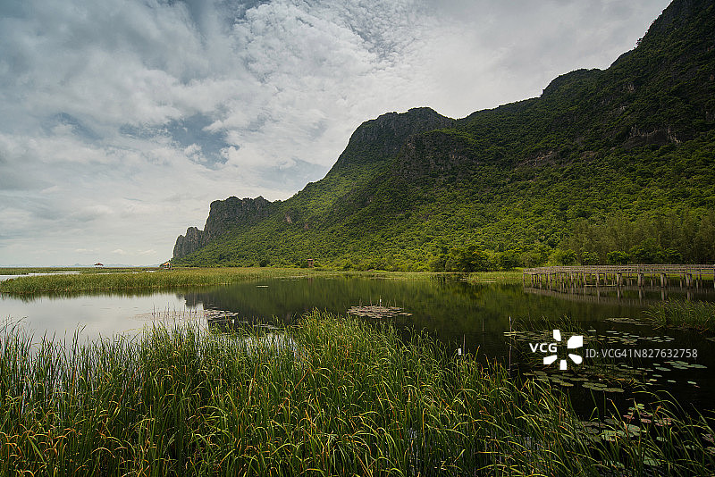 泰国巴蜀府三百峰国家公园湖上木桥图片素材