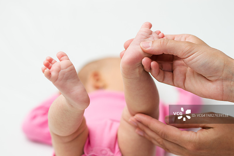 婴儿按摩图片素材