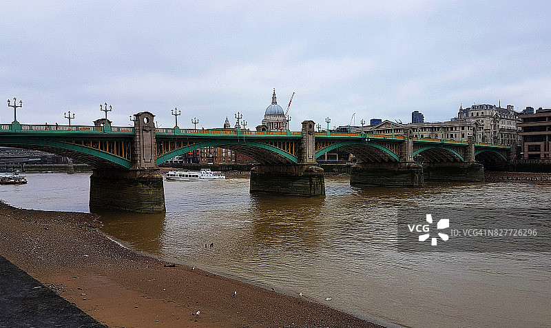 伦敦的南华克桥图片素材